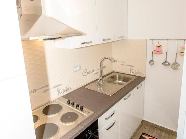 Guest House AB Adria Home : photo 2 de la chambre studio avec canapé-lit