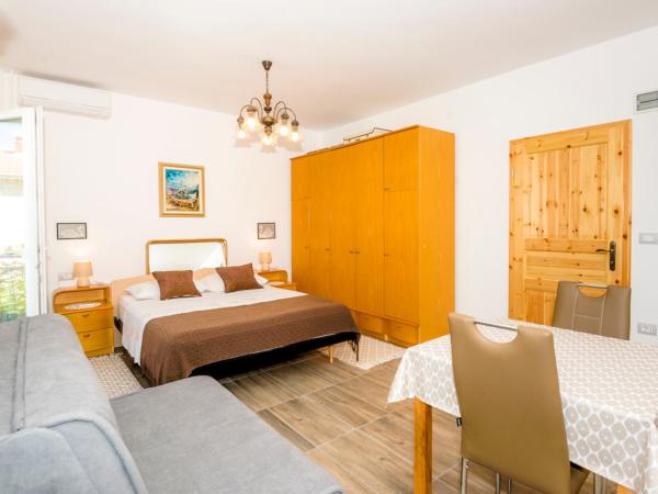 Guest House AB Adria Home : photo 3 de la chambre studio avec canapé-lit