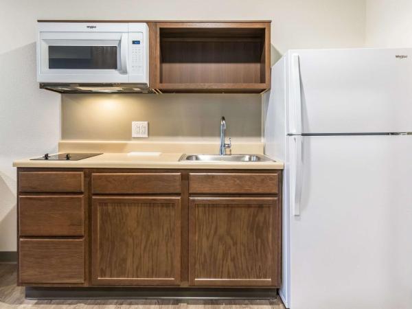 WoodSpring Suites Indianapolis Castleton : photo 1 de la chambre chambre lit queen-size avec douche accessible en fauteuil roulant - adaptée aux personnes à mobilité réduite - non-fumeurs