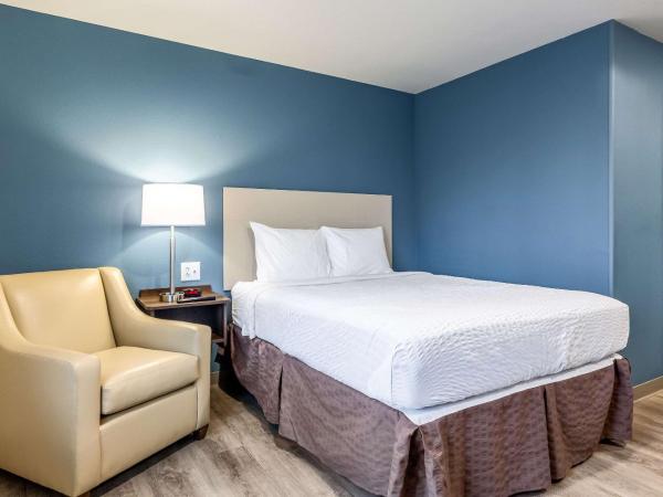 WoodSpring Suites Indianapolis Castleton : photo 8 de la chambre chambre lit queen-size avec douche accessible en fauteuil roulant - adaptée aux personnes à mobilité réduite - non-fumeurs