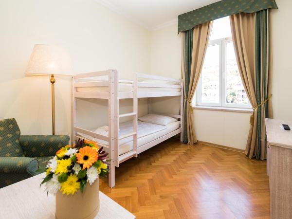 Hotel Kvarner Palace : photo 1 de la chambre chambre familiale