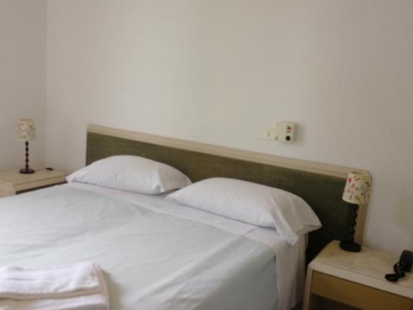 Hotel Gambara : photo 3 de la chambre chambre double ou lits jumeaux avec salle de bains commune