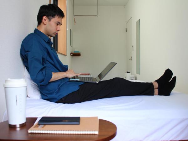 plat hostel keikyu asakusa karin : photo 7 de la chambre chambre double standard avec salle de bains et toilettes communes