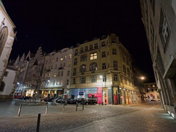 Jacob Brno : photo 10 de la chambre chambre double avec salle de bains privative - vue sur place