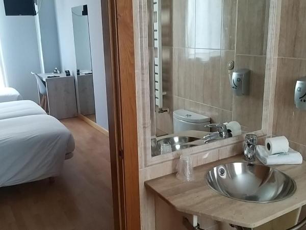 Hotel Alda Centro Oviedo : photo 2 de la chambre chambre double avec lit d'appoint