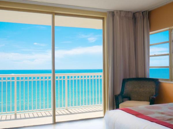 Ramada Plaza by Wyndham Marco Polo Beach Resort : photo 1 de la chambre hébergement lit king-size - non-fumeurs - vue côté océan