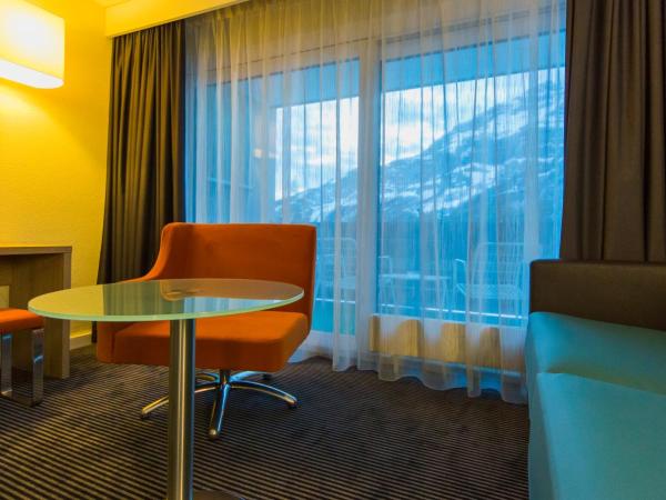 Le Bristol Leukerbad : photo 6 de la chambre chambre confort avec 1 lit double, 1 canapé-lit et balcon