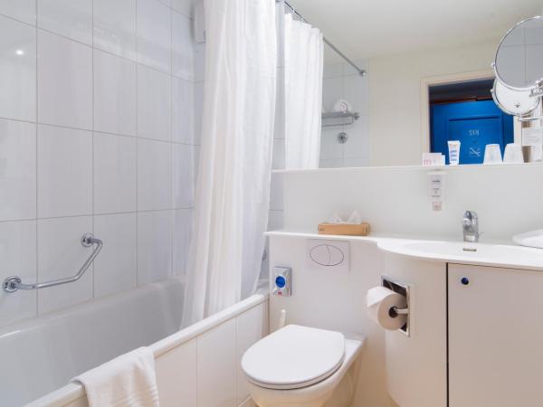 Le Bristol Leukerbad : photo 5 de la chambre chambre supérieure avec 2 lits simples et balcon