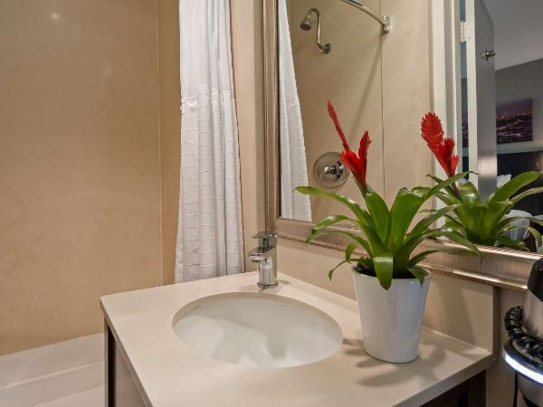 Best Western Royal Palace Inn & Suites : photo 10 de la chambre suite lit queen-size deluxe