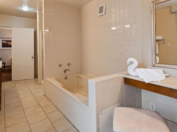 Best Western Royal Palace Inn & Suites : photo 5 de la chambre suite lit queen-size avec bain à remous