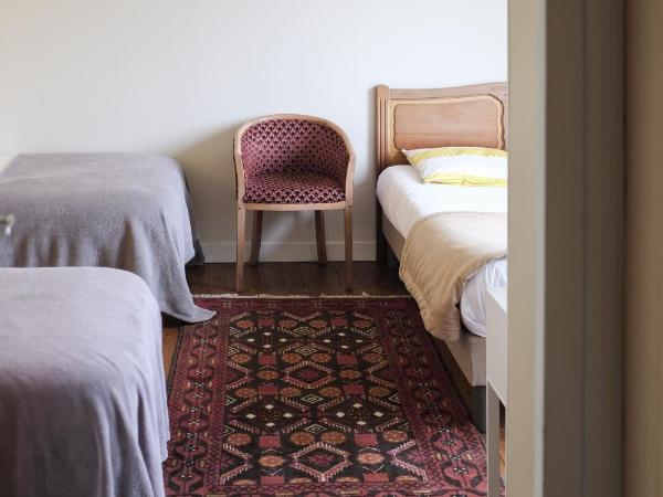 Pension de Kerioual : photo 2 de la chambre chambre familiale avec salle de bains commune