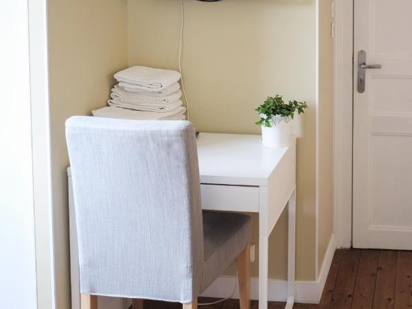 Pension de Kerioual : photo 3 de la chambre chambre familiale avec salle de bains commune