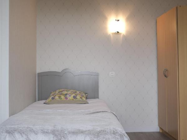 Pension de Kerioual : photo 4 de la chambre chambre triple avec toilettes communes
