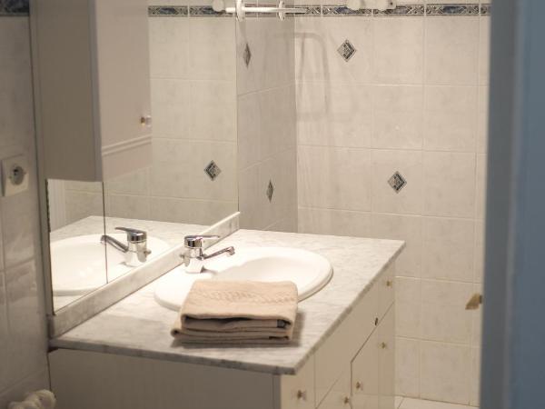 Pension de Kerioual : photo 8 de la chambre chambre double avec salle de bains commune