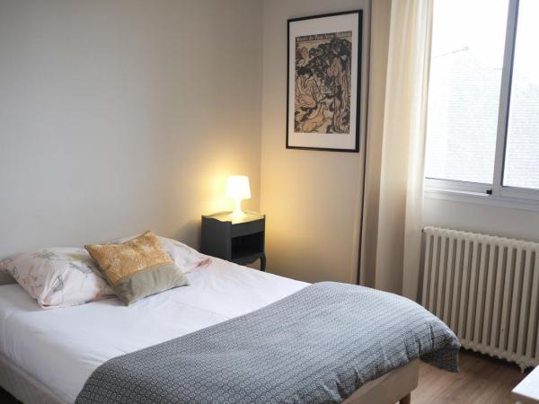 Pension de Kerioual : photo 6 de la chambre chambre double avec salle de bains commune