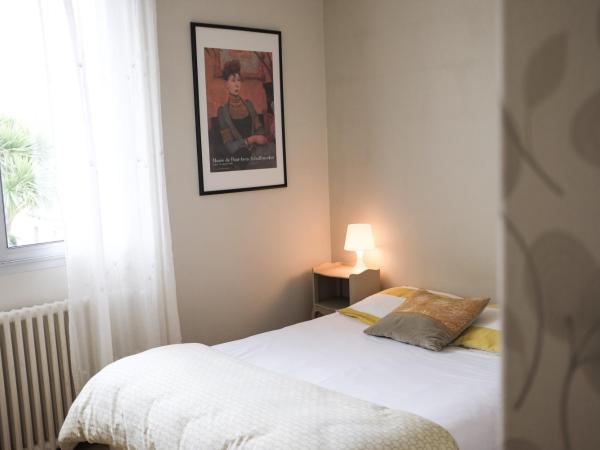 Pension de Kerioual : photo 2 de la chambre chambre double avec salle de bains commune