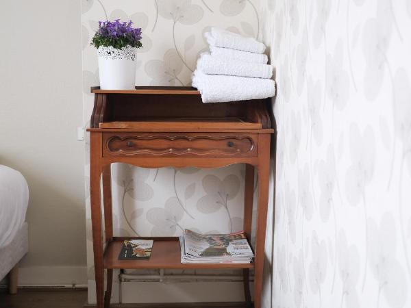 Pension de Kerioual : photo 3 de la chambre chambre double avec salle de bains commune