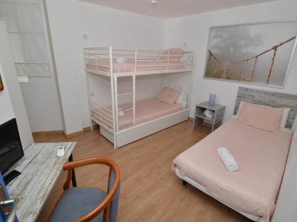 Hotel Boutique Nomadas : photo 3 de la chambre chambre triple avec salle de bains privative séparée