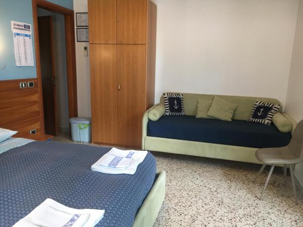 Piccolo Principe Salerno B&B : photo 7 de la chambre chambre triple avec salle de bains privative