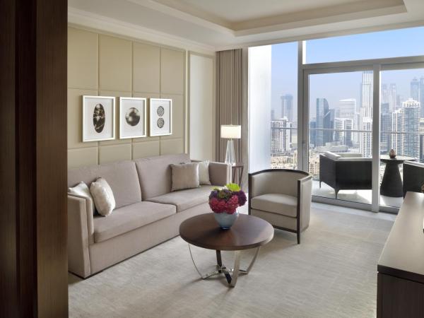 Address Dubai Mall : photo 3 de la chambre suite premier - vue sur fontaine et burj khalifa - accès au salon servant le déjeuner, le goûter et le dîner