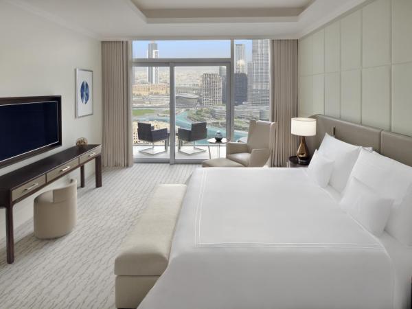 Address Dubai Mall : photo 4 de la chambre suite premier - vue sur fontaine et burj khalifa - accès au salon servant le déjeuner, le goûter et le dîner