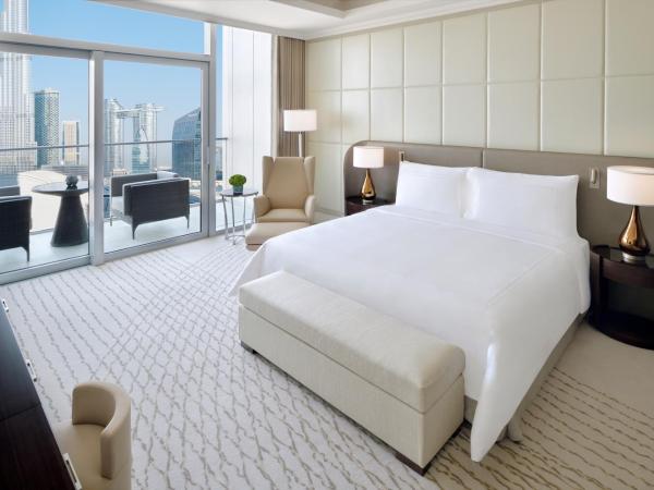 Address Dubai Mall : photo 2 de la chambre suite premier - vue sur fontaine et burj khalifa - accès au salon servant le déjeuner, le goûter et le dîner