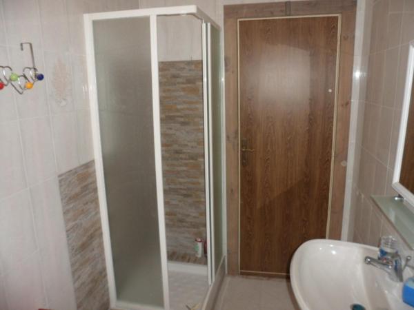 Mony's Island B&B : photo 5 de la chambre chambre triple avec salle de bains privative séparée