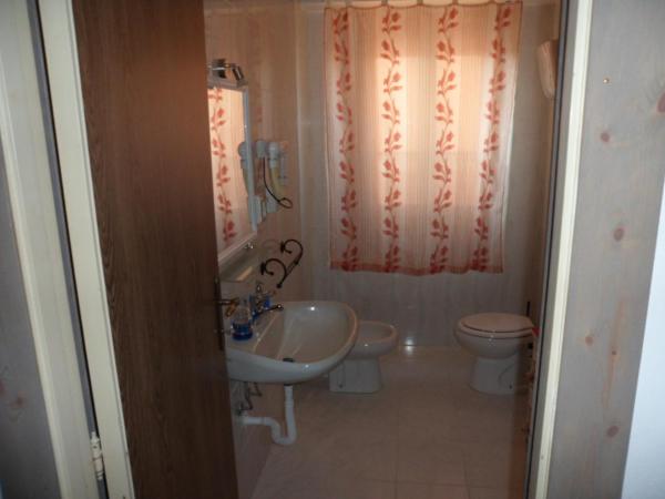 Mony's Island B&B : photo 6 de la chambre chambre triple avec salle de bains privative séparée