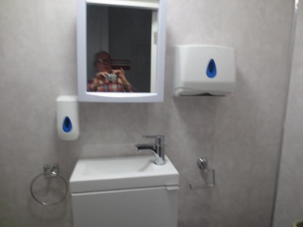 The Salendine : photo 3 de la chambre chambre triple avec salle de bains privative