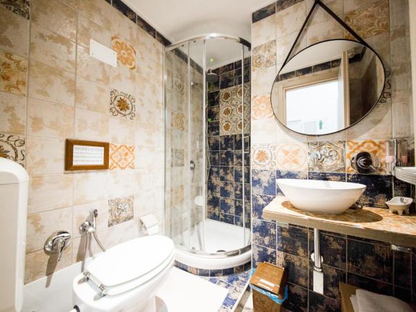 Casale D' Or : photo 9 de la chambre chambre triple avec balcon et salle de bains privative séparée