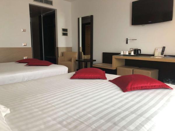 Best Western Plus Hotel Galileo Padova : photo 8 de la chambre chambre quadruple confort avec 2 lits queen-size