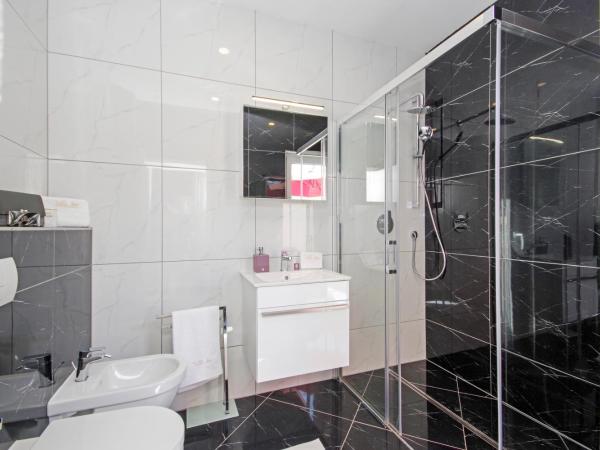 Villa Inis : photo 3 de la chambre chambre double ou lits jumeaux avec accès piscine