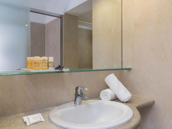 Best Western Plus Hotel Plaza : photo 8 de la chambre chambre double avec lit queen-size - non-fumeurs - vue sur ville