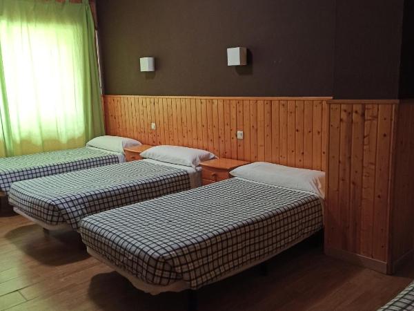 Hostal La Torre : photo 1 de la chambre chambre quadruple
