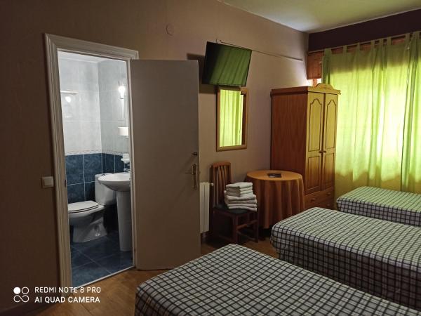 Hostal La Torre : photo 2 de la chambre chambre quadruple