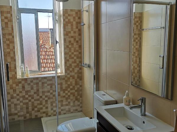 Guesthouse Monsanto : photo 3 de la chambre chambre lit queen-size - vue sur lac