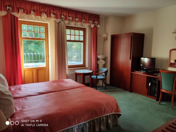 Willa Pod Dębami : photo 1 de la chambre chambre triple avec balcon