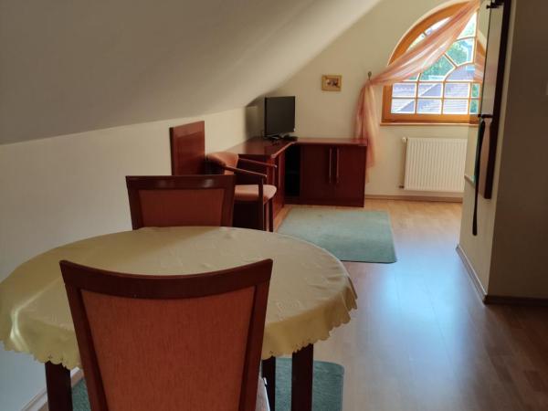 Willa Pod Dębami : photo 1 de la chambre chambre triple - vue sur jardin