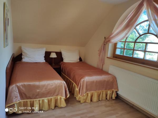 Willa Pod Dębami : photo 2 de la chambre chambre triple - vue sur jardin