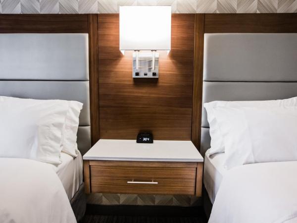 Holiday Inn Hotel & Suites Calgary South - Conference Ctr, an IHG Hotel : photo 1 de la chambre chambre standard