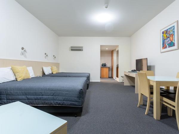 Mayfair Plaza Motel and Apartments : photo 2 de la chambre chambre supérieure lits jumeaux/lit queen-size