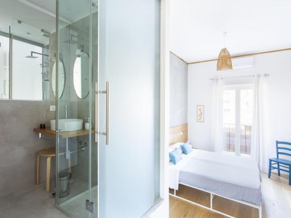 Canceddi Rooms : photo 2 de la chambre chambre double avec salle de bains privative