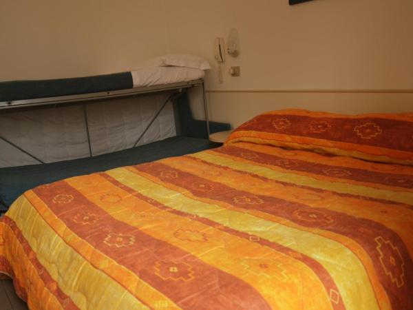 Hotel Tiziana : photo 9 de la chambre chambre quadruple