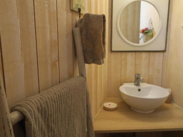 La Naomath - Maison d'hôtes, Hébergement insolite & Gîte : photo 9 de la chambre chambre double