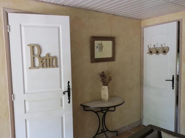 La Naomath - Maison d'hôtes, Hébergement insolite & Gîte : photo 10 de la chambre chambre familiale - vue sur jardin