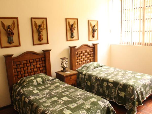 Hostal La Encantada : photo 7 de la chambre chambre lits jumeaux avec salle de bains commune