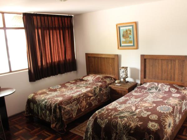 Hostal La Encantada : photo 10 de la chambre chambre lits jumeaux avec salle de bains commune