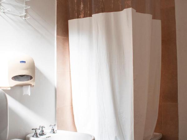 BA STOP Hostel : photo 5 de la chambre chambre double avec salle de bains privative