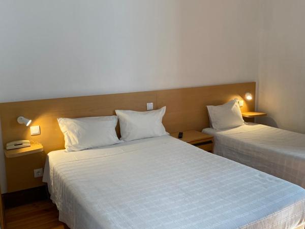 Guesthouse Lusa Atenas : photo 1 de la chambre chambre double avec lit d'appoint individuel