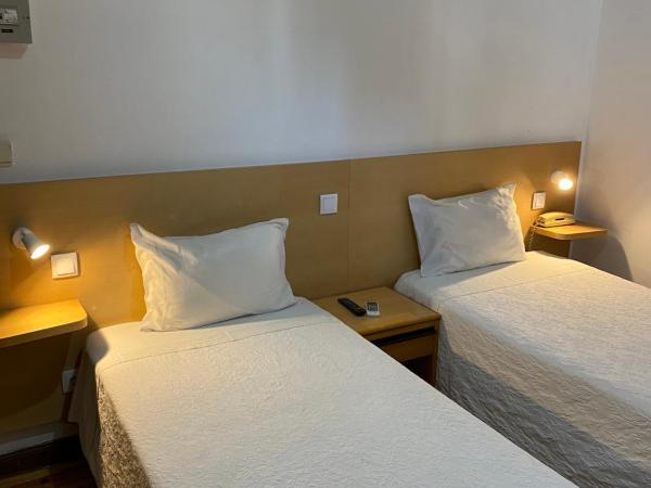 Guesthouse Lusa Atenas : photo 2 de la chambre chambre lits jumeaux